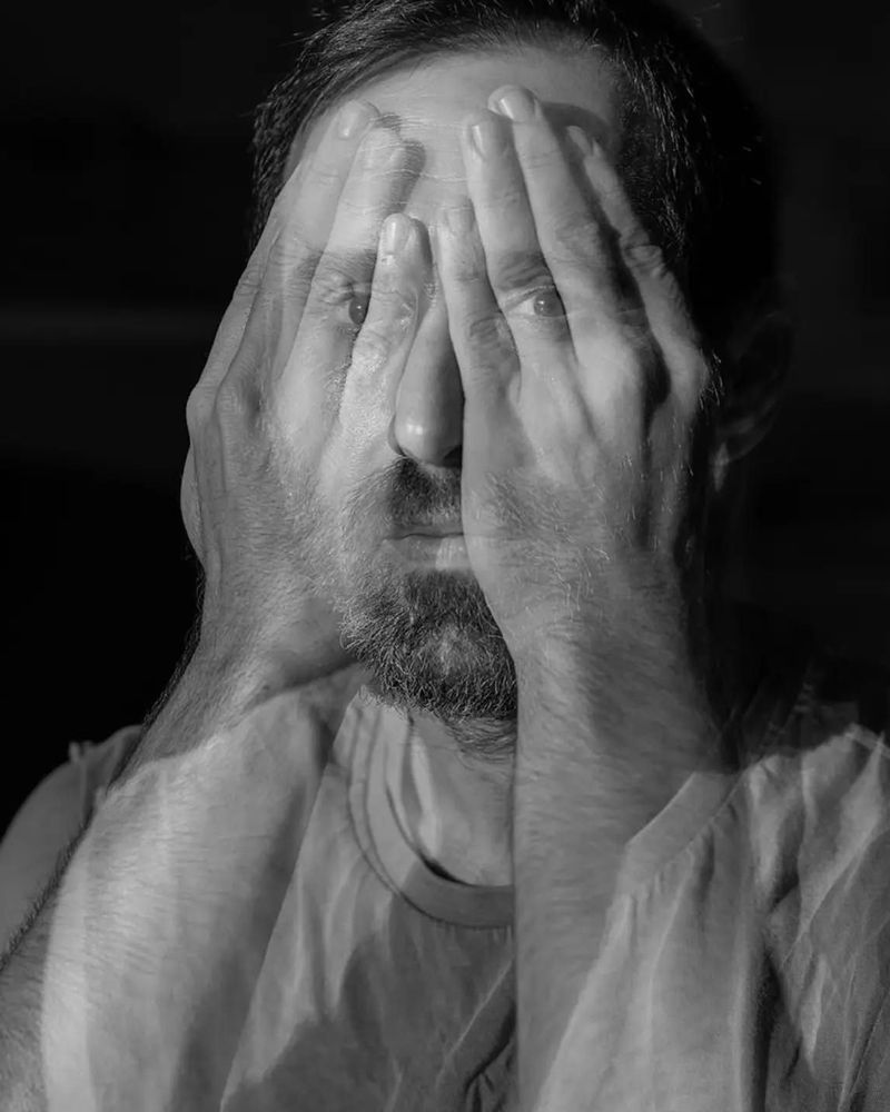 חשיפה מרובה: ידיים על הפנים